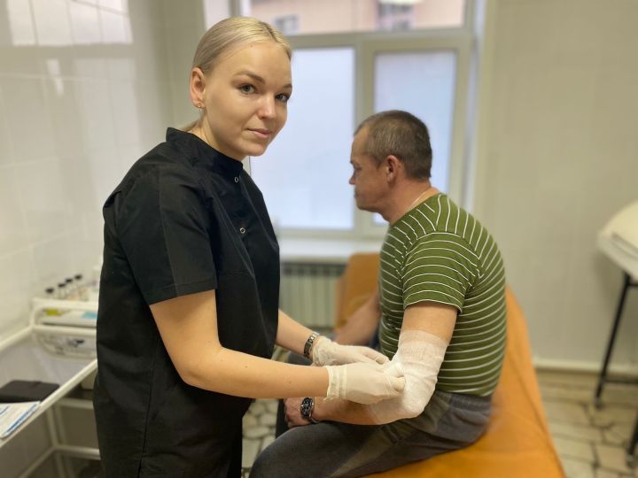 Юлия Волкова бинт һәм гипс белән җиңел эш итә