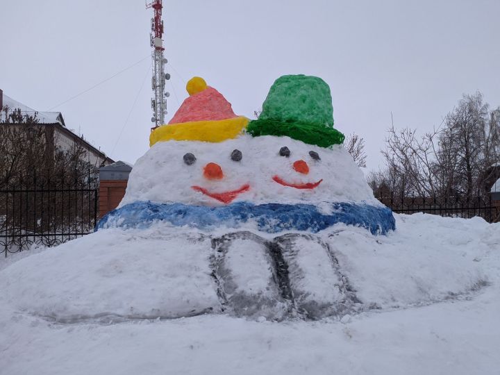 В Тетюшах создают красивые фигуры из снега