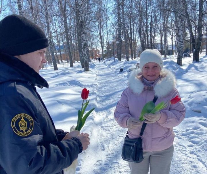 В центре Тетюш провели акцию «С праздником Весны, милые дамы!»