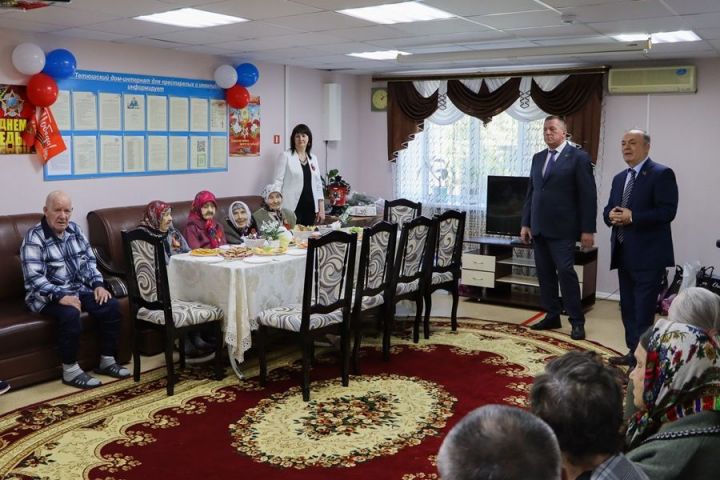 Рамис Сафиуллов и Экзам Губайдуллин посетили Тетюшский дом-интернат для престарелых и инвалидов