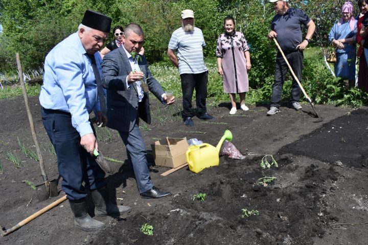 На базе Бакрчинской средней школы состоялась встреча с кандидатом сельскохозяйственных наук ­Харисом Камалеевым