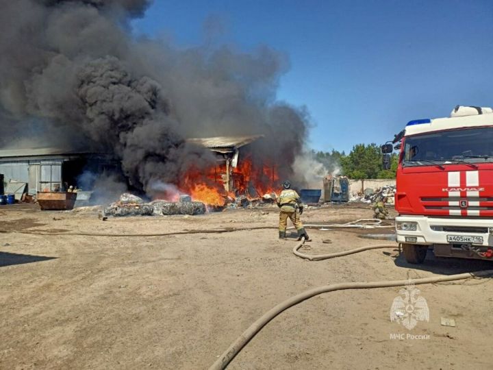 В столице Татарстана горел склад вторсырья