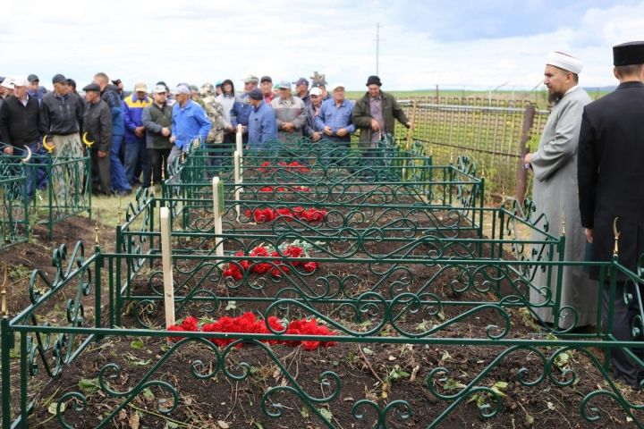 В Татарстане похоронили семью, погибшую в результате пожара