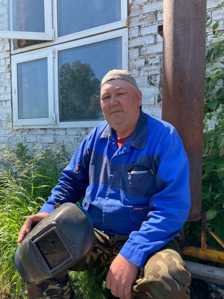 Фаяз Юсупов работает сварщиком в сельхозпредприятии «Бакрчи»