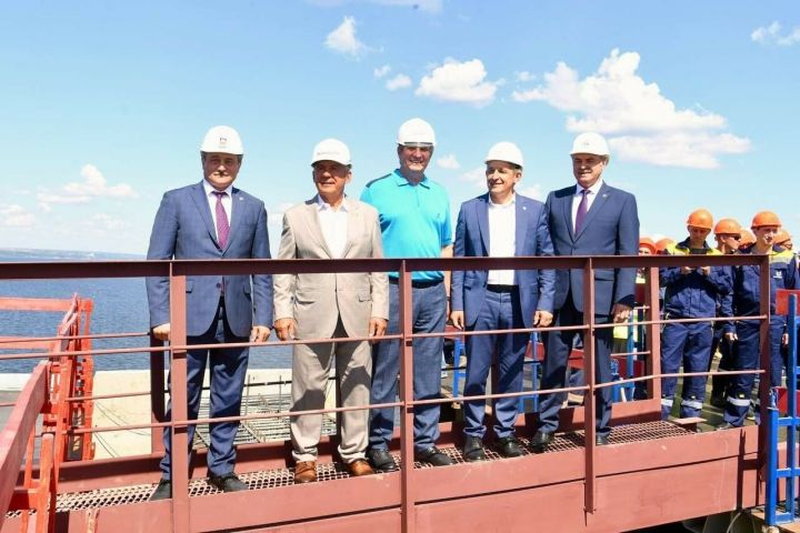 Рустам Минниханов запечатлел на фото новый мост через Волгу на трассе М12