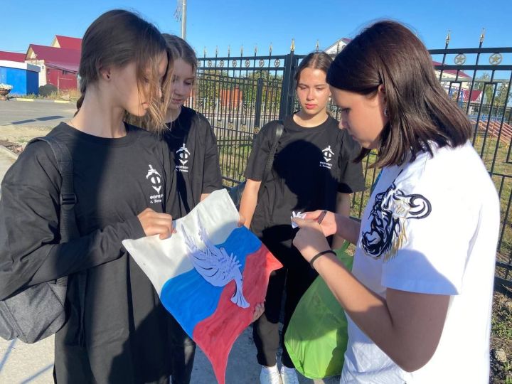 Активисты «Форпоста» провели акцию «Дорога к миру»