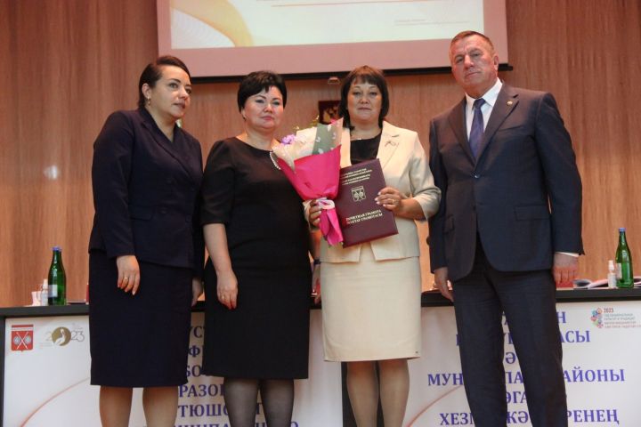 Отмечены заслуги педагогов
