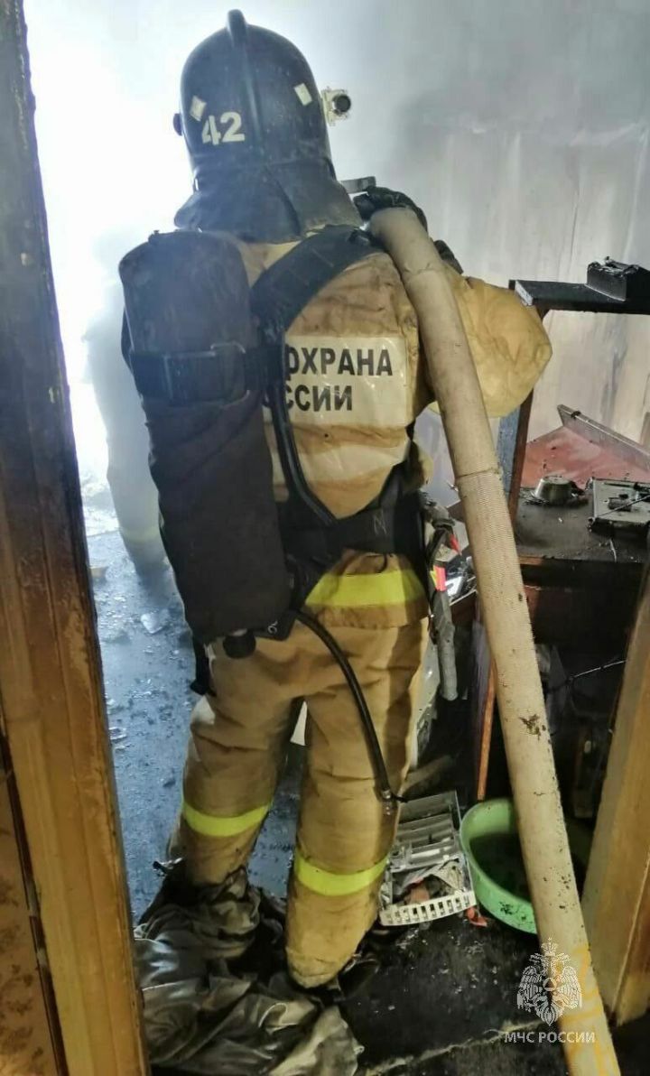 Непотушенная сигарета стала причиной пожара в поселке Уруссу в Татарстане