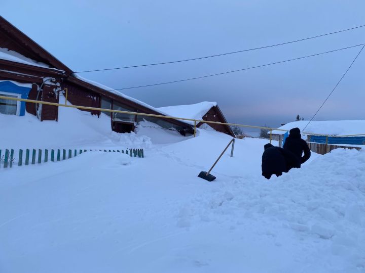 Тетюшская молодежь помогла освободить из снежного плена дом пожилой женщины