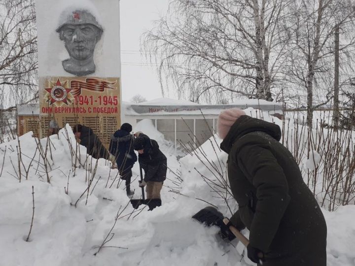 Учащиеся школ Тетюшского района расчистили территории обелисков от снега