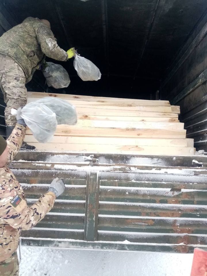 Предприниматели Тетюшского района отправили в зону проведения СВО пиломатериал