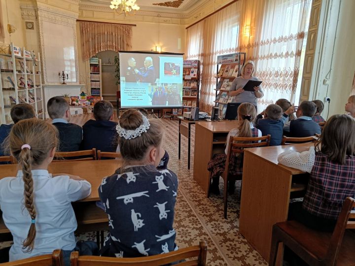 В Тетюшах в Детской библиотеке прошел патриотический час «Вместе мы сила»