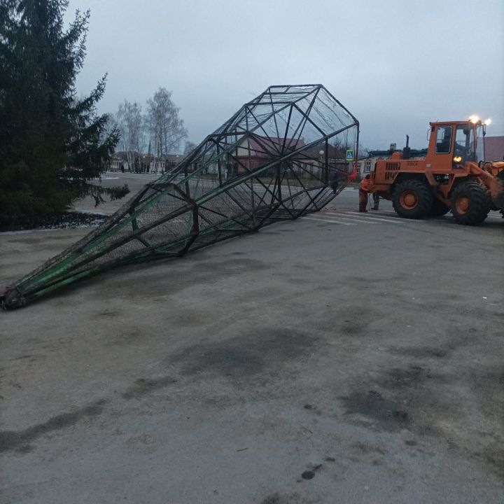 В Тетюшах проводятся работы по установке каркаса новогодней елки