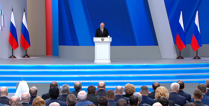 Идет прямая трансляция ежегодного послания Владимира Путина Федеральному собранию РФ