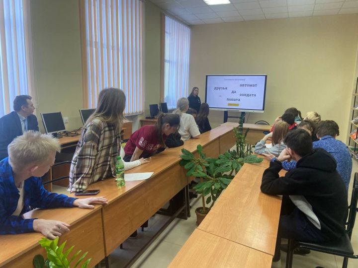 В Тетюшском техникуме провели квиз-игру «Недаром помнит вся Россия»