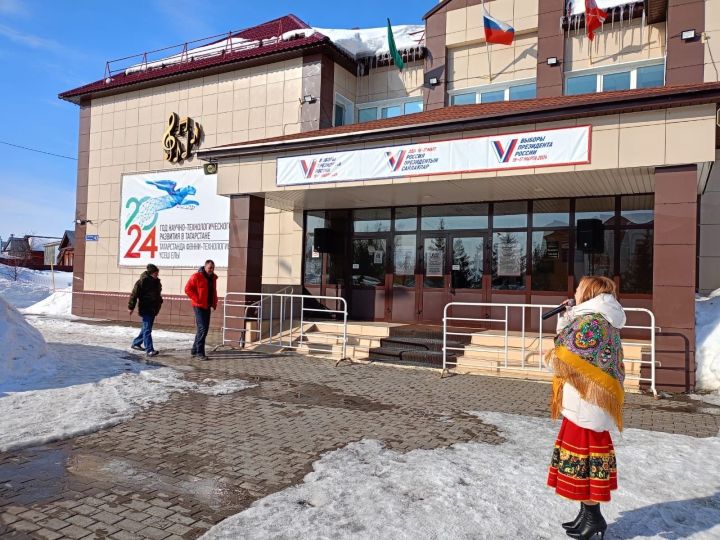 В Тетюшах рядом с избирательным участком проходит концертная программа