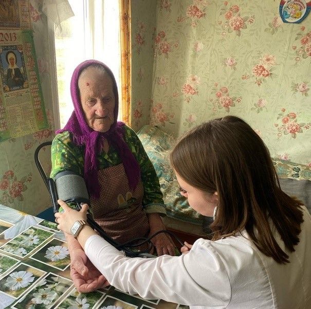 Работники Тетюшской ЦРБ проводят медосмотр старшего поколения на дому