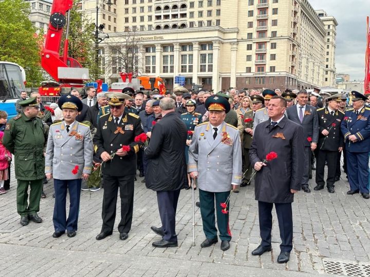 Глава Тетюшского района возложил цветы к Вечному огню