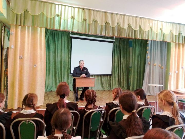 В Большетарханской школе обсудили уголовную ответственность несовершеннолетних
