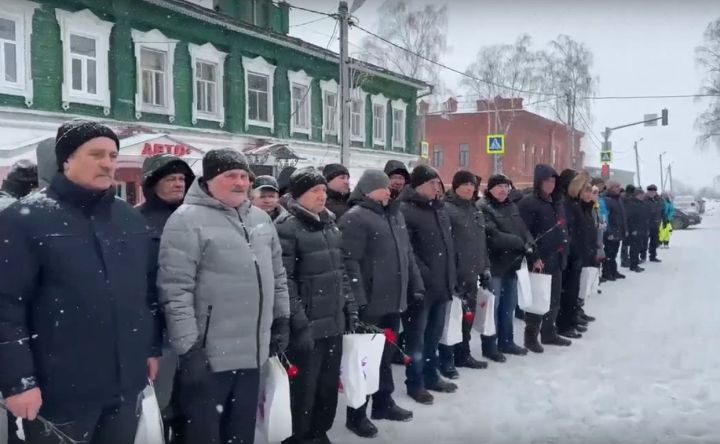 В Тетюшах проходит митинг «Афганистан – без права на забвение»