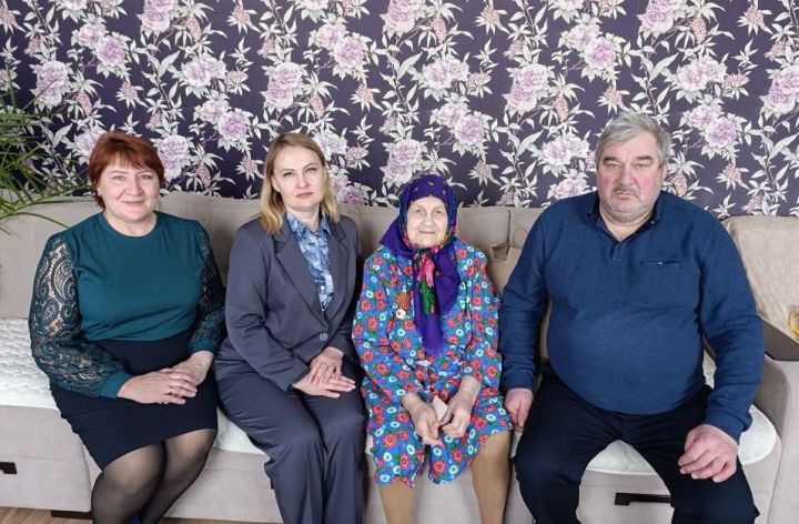 Труженице тыла из села Кильдюшева вручили памятную медаль к 80 летию Победы