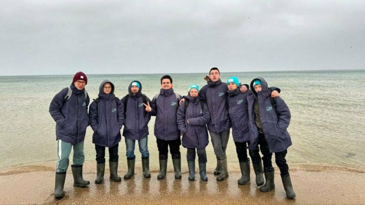 Татарстанские волонтеры очищают побережье Черного моря от мазута