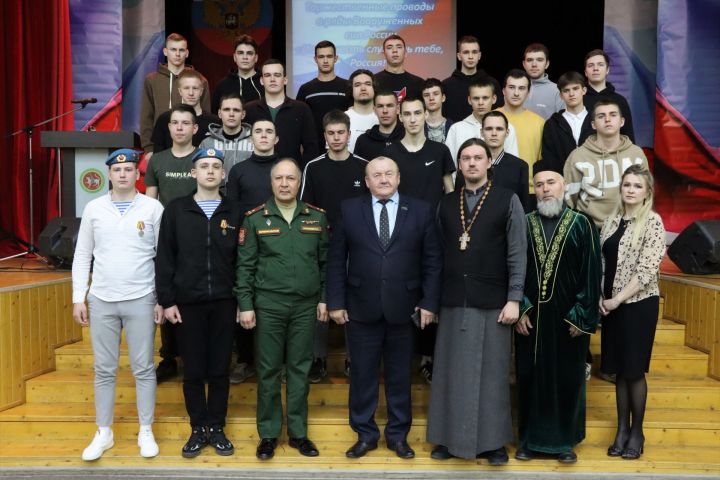 В Тетюшах прошла торжественная церемония проводов в армию