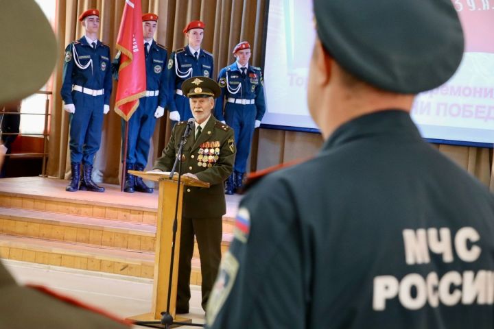 Знамя Победы передано в День пожарной охраны в Тетюшах
