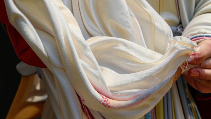 В старину, 9 апреля, женщины отбеливали холсты