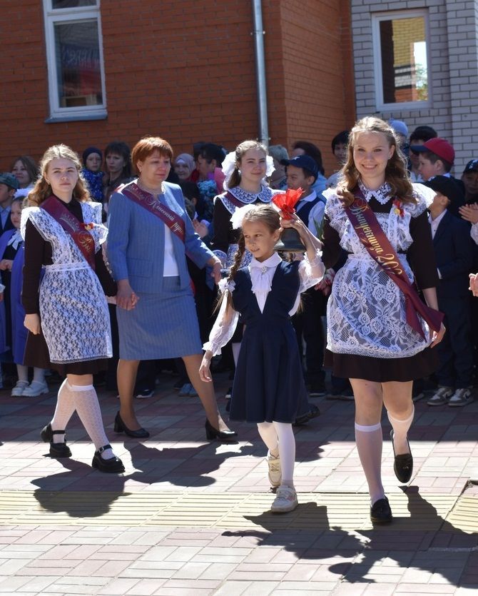 Последний школьный звонок — символ окончания детства