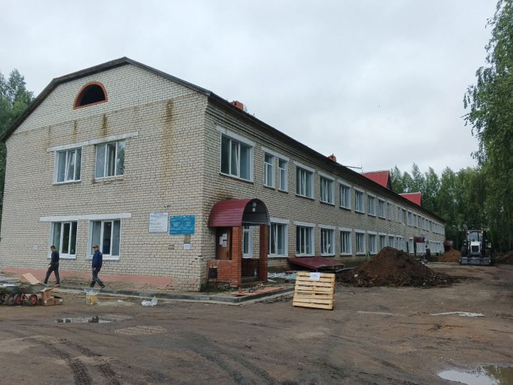 Главврач Тетюшской ЦРБ проверил капремонт больницы в Больших Тарханах