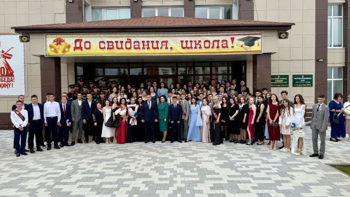 Торжественная церемония вручения аттестатов выпускникам 2025 года прошел в районном Доме культуры