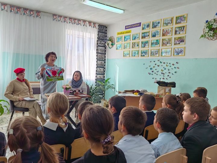 В Нармонской школе состоялась встреча с волонтерами группы «Материнское сердце»