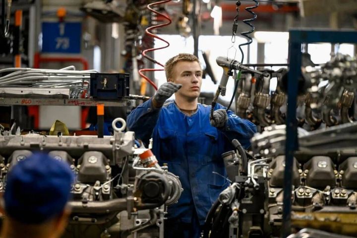 300 студентов из 14 регионов России вышли на производство грузовиков