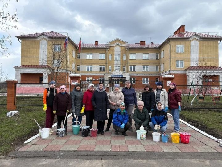 Субботник в Тетюшах: ученики и педагоги навели порядок на территории