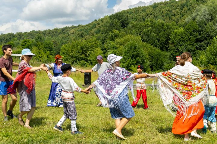 Единый день фольклора отметили в селе Кашка: хороводы, игры и кукла‑стригушка