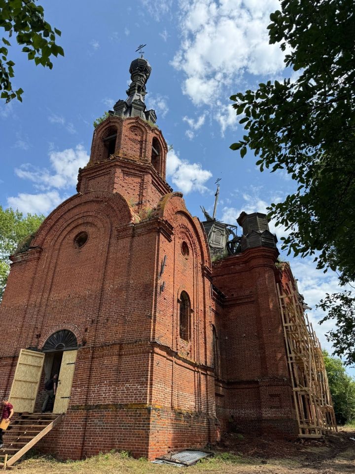 В селе Удельное Нечасово спустя десятки лет прошла первая Литургия в Троицком храме