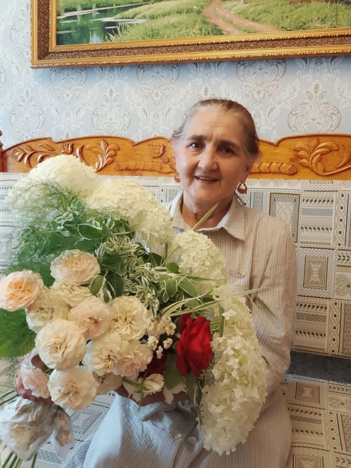 Алабирде авылында яшәүче Мөнирә Мингалиева үткән гомер елларының якты хатирәләрен барлый