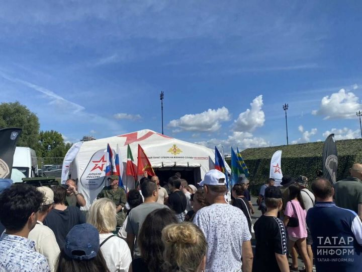 На авиапразднике в Казани работает мобильный пункт отбора на контрактную службу