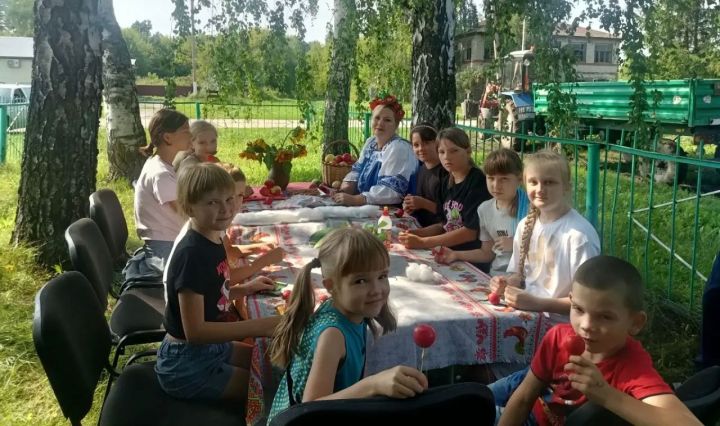 В Монастырском СДК создали «Наливные яблочки» на праздничном мастер‑классе