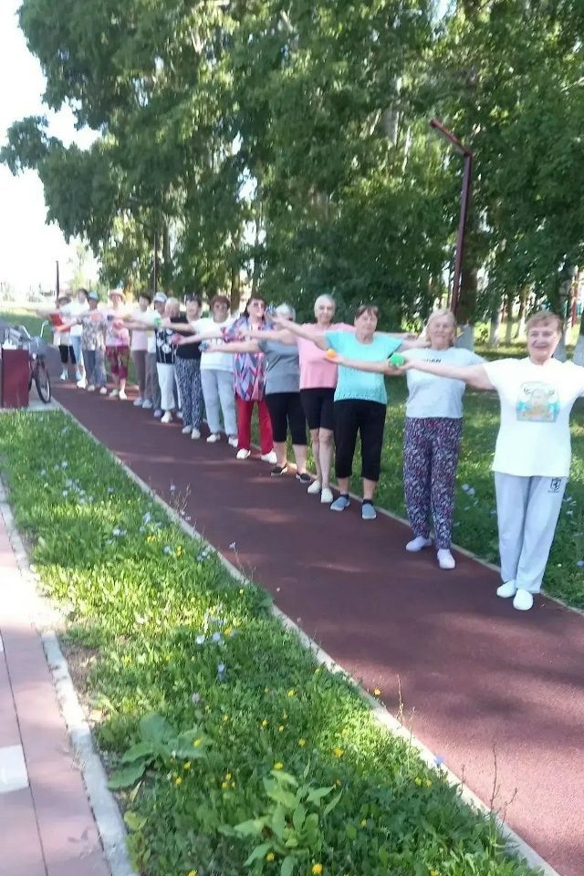В Тетюшах пенсионеры тренируются на свежем воздухе