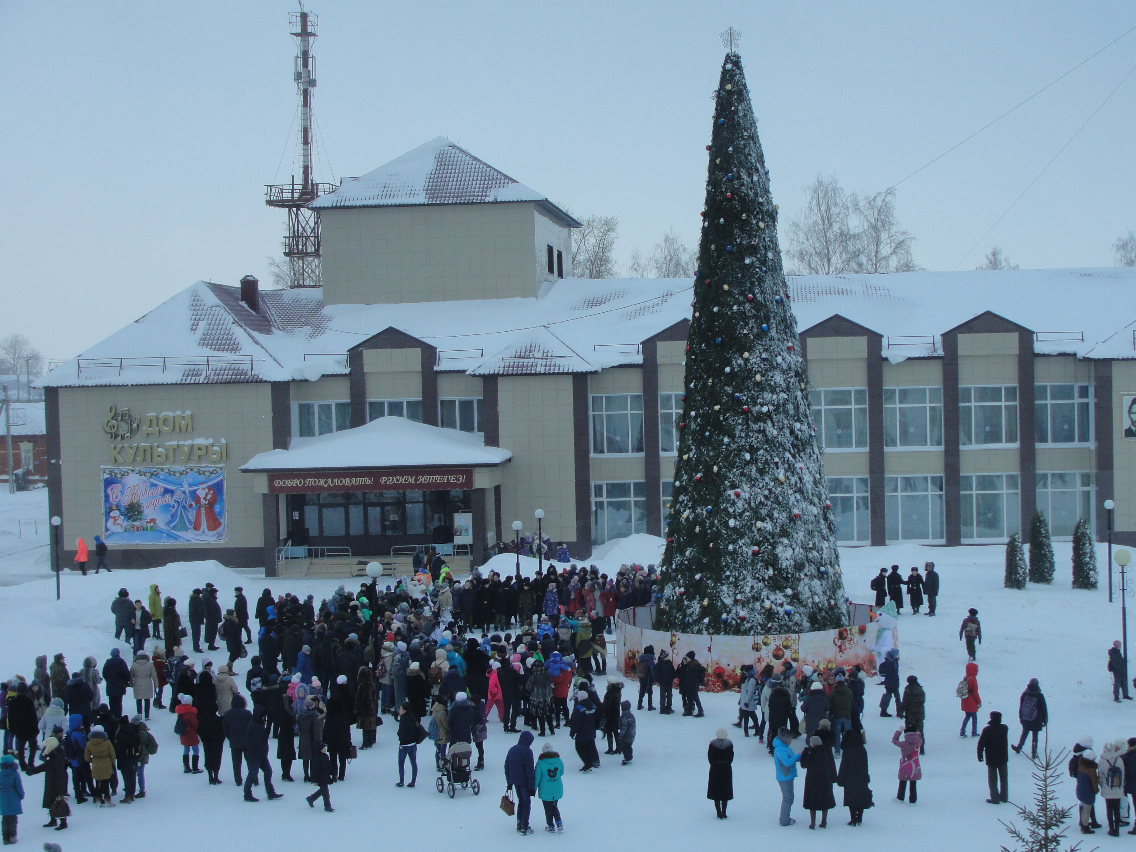 Погода тетюши на 10. Город Тетюши Татарстан. Городская елка Тетюши. РДК Тетюши. Новогодняя елка Тетюши 2021.