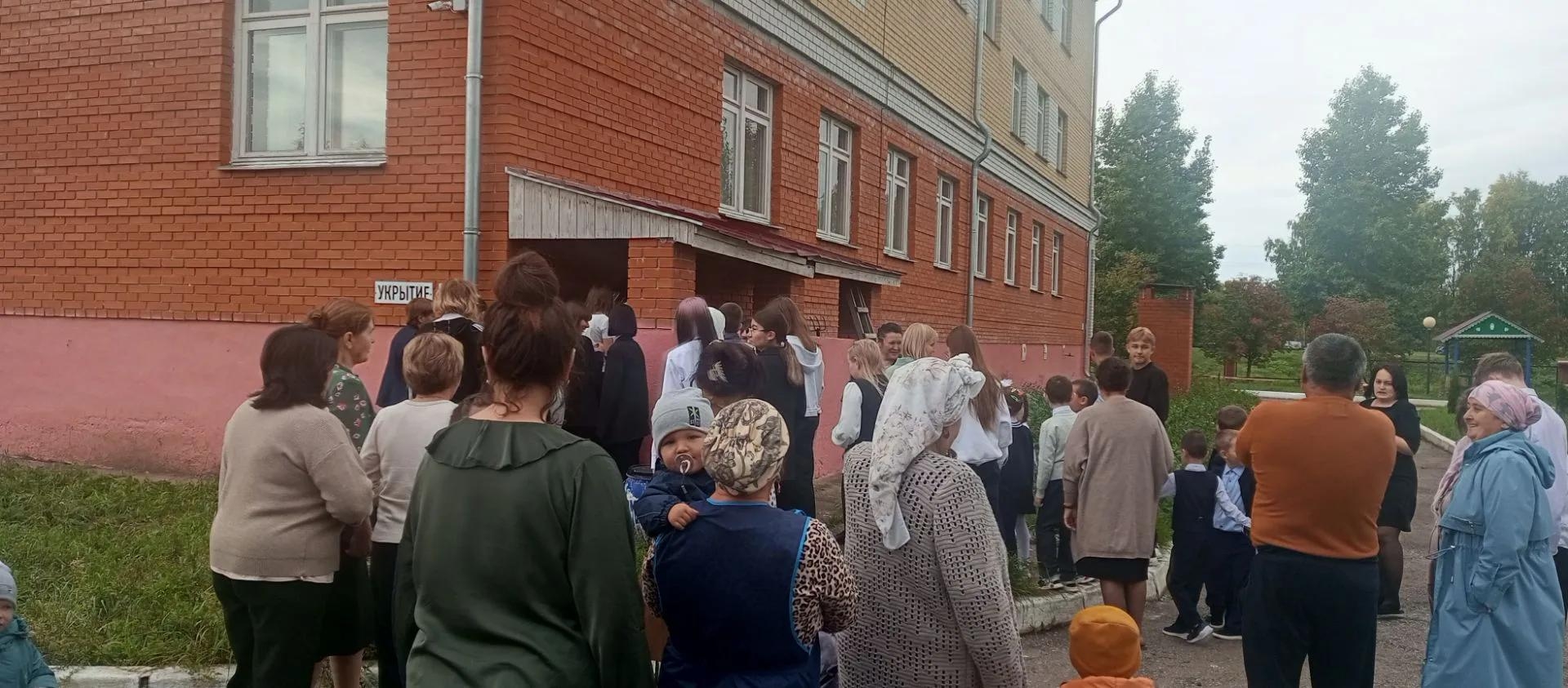 В Тетюшской татарской школе провели тренировку по действиям при угрозе БПЛА. Фото: соцсети
