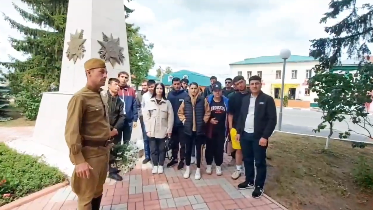  Студенты Казанского ВУЗа почтили память героев, воинов, простых тыловиков у обелиска в г.Тетюши