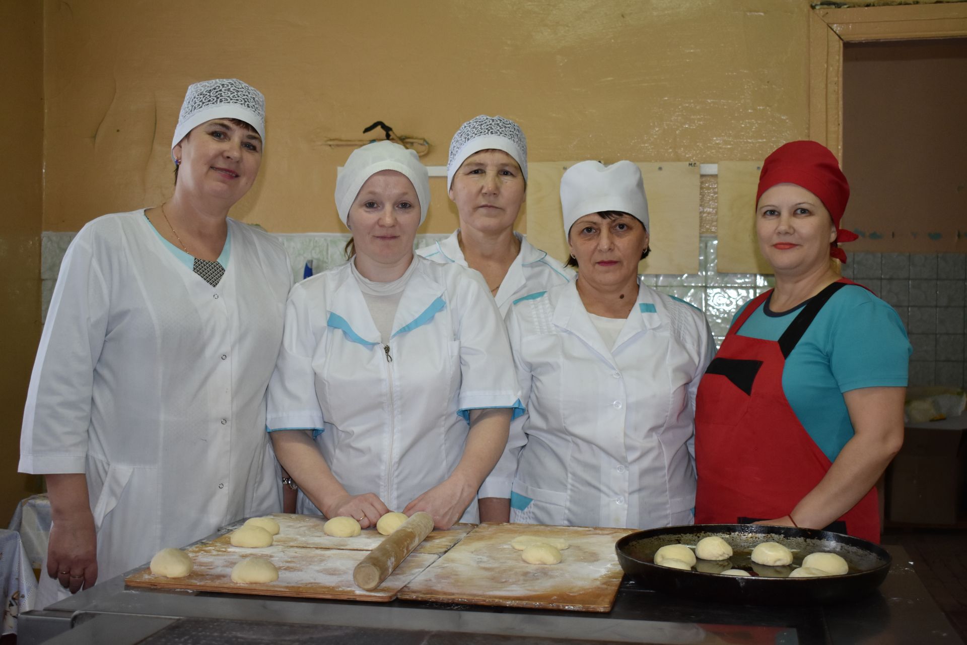 В столовой испекли. Повар в столовой. Женщина повар в столовой. Зав производством. Повара Тетюшского техникума.