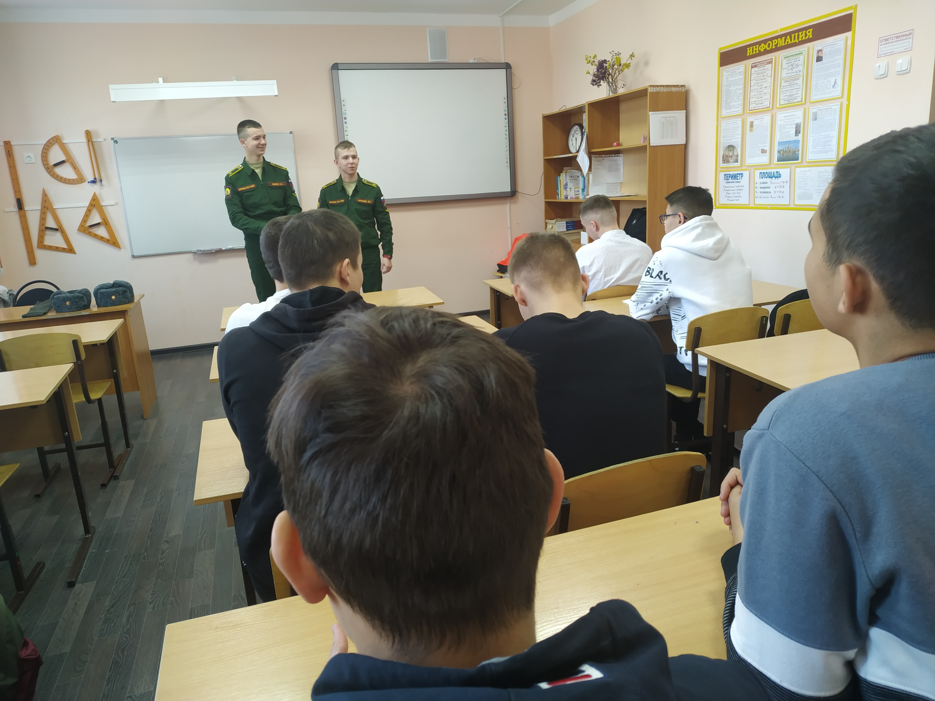 Тетюшскую кадетскую школу-интернат посетили гости - выпускники школы