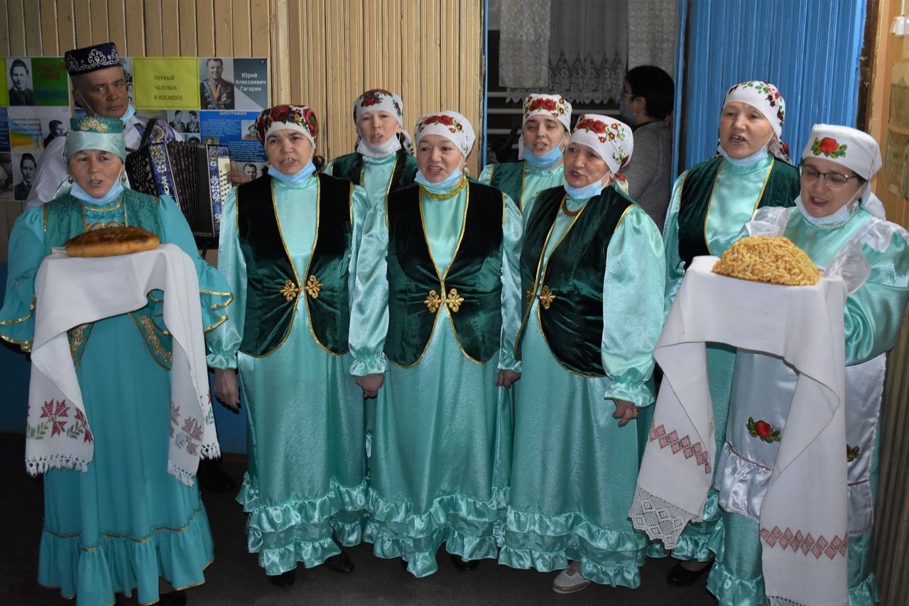 Погода алабердино тетюшского. Алабердино Тетюшский район. СДК Алабердино. Фестиваль национальных культур Единой семьей в Барнауле живем 2021. Семьей Единой мы живем Тюкалинск.