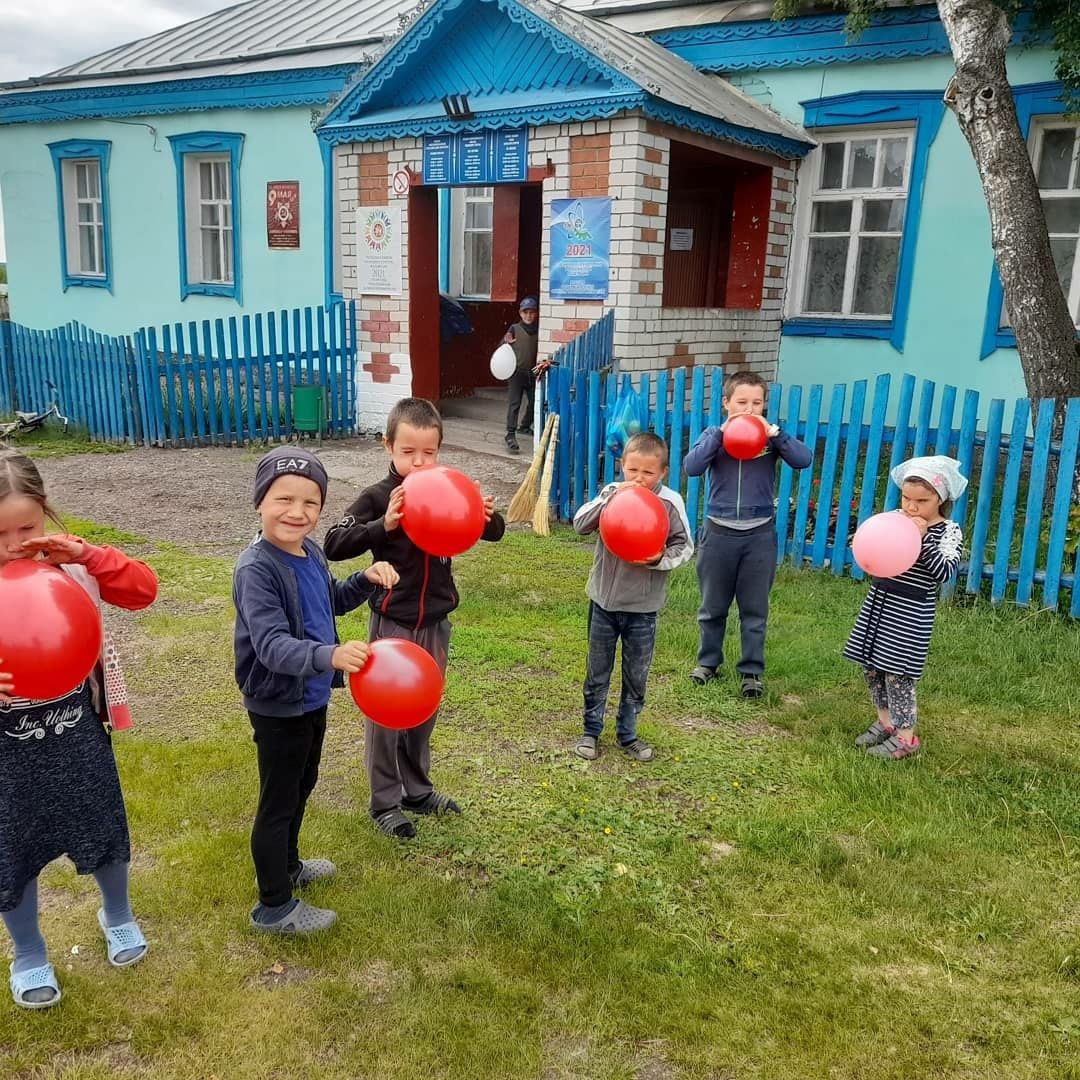 В первый день лета дети села  Кошки-Новотимбаево собираются в местном Доме культуры