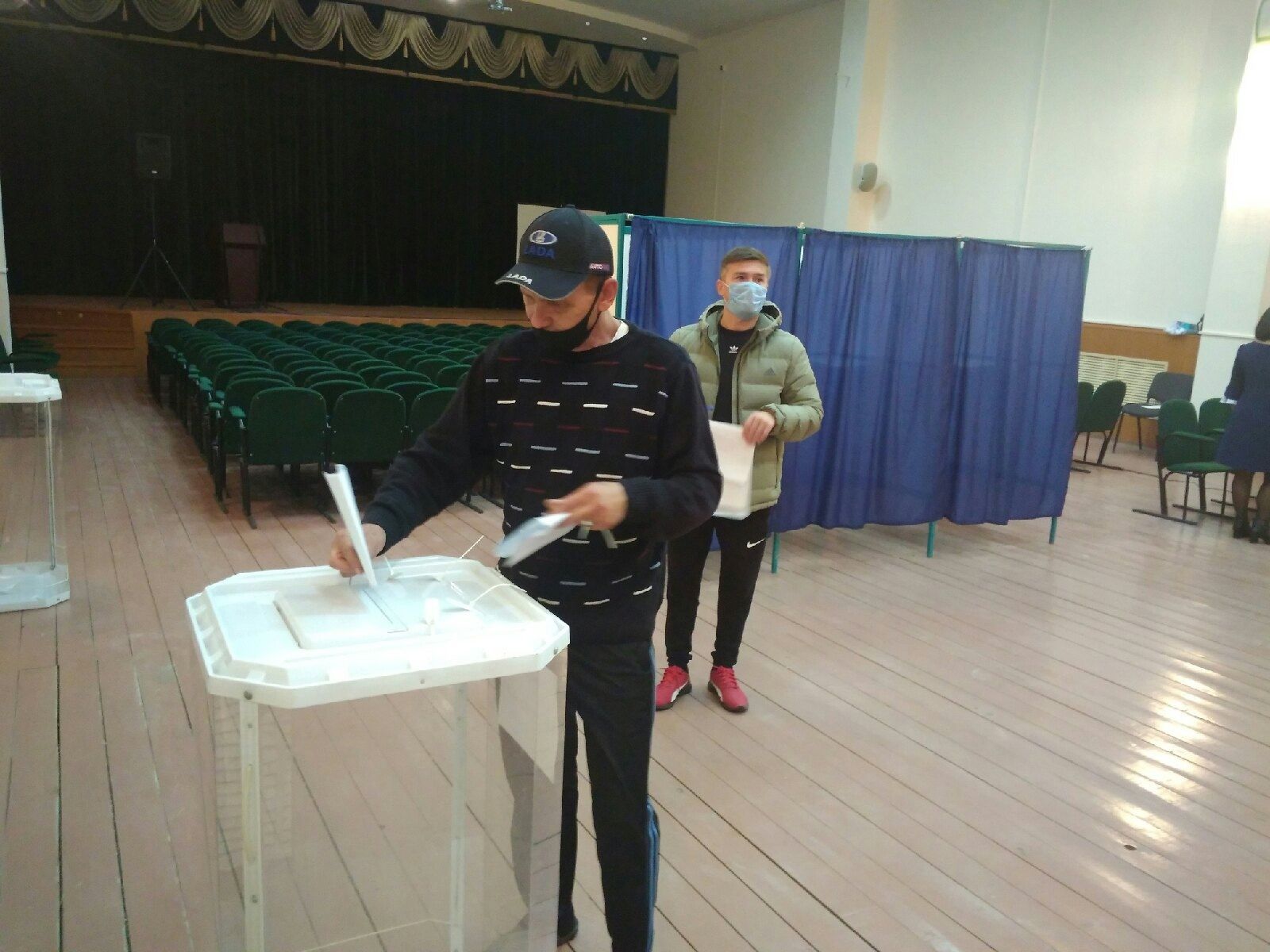 Тетюшане активно голосуют на избирательном участке, расположенном в здании Тетюшского сельхозтехникума