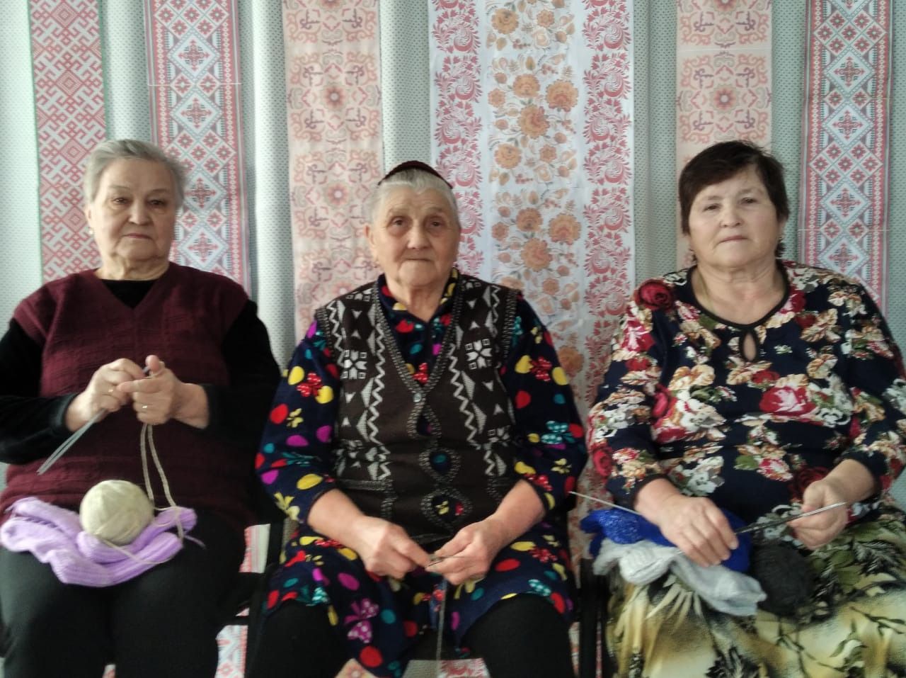 Солдатларга оекбашлар бәйлиләр